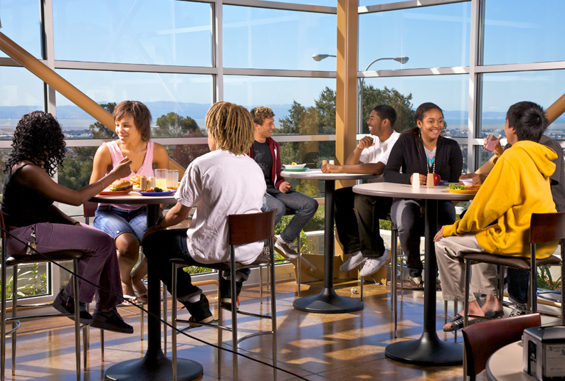 Image of students eating at the Dinning Commons.
